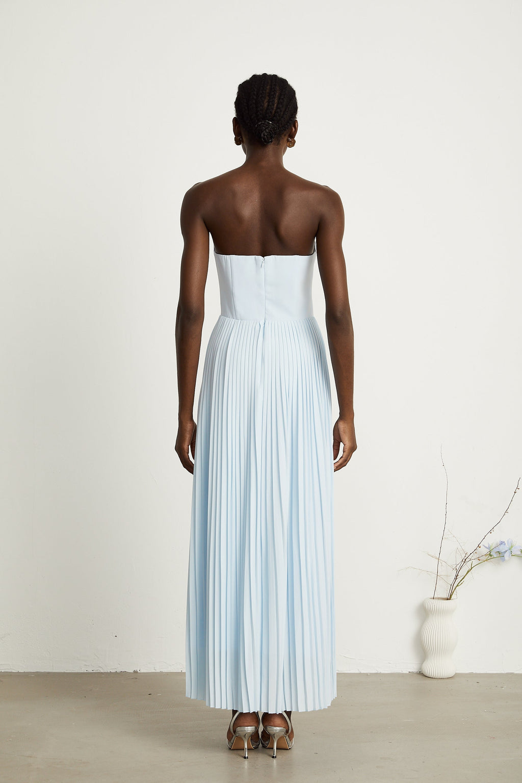 <img src="https://www.beryn-boutique.com/" 
       alt="Sky-blue Strapless Pleated Midi Dress" 
       loading="lazy" />