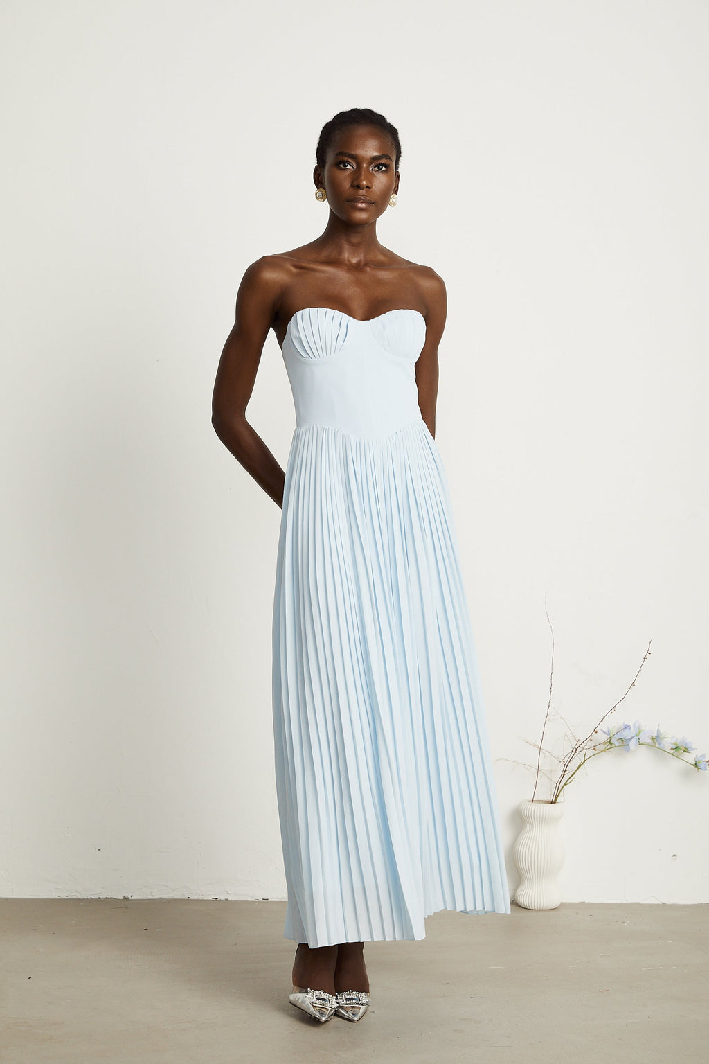 <img src="https://www.beryn-boutique.com/" 
       alt="Sky-blue Strapless Pleated Midi Dress" 
       loading="lazy" />