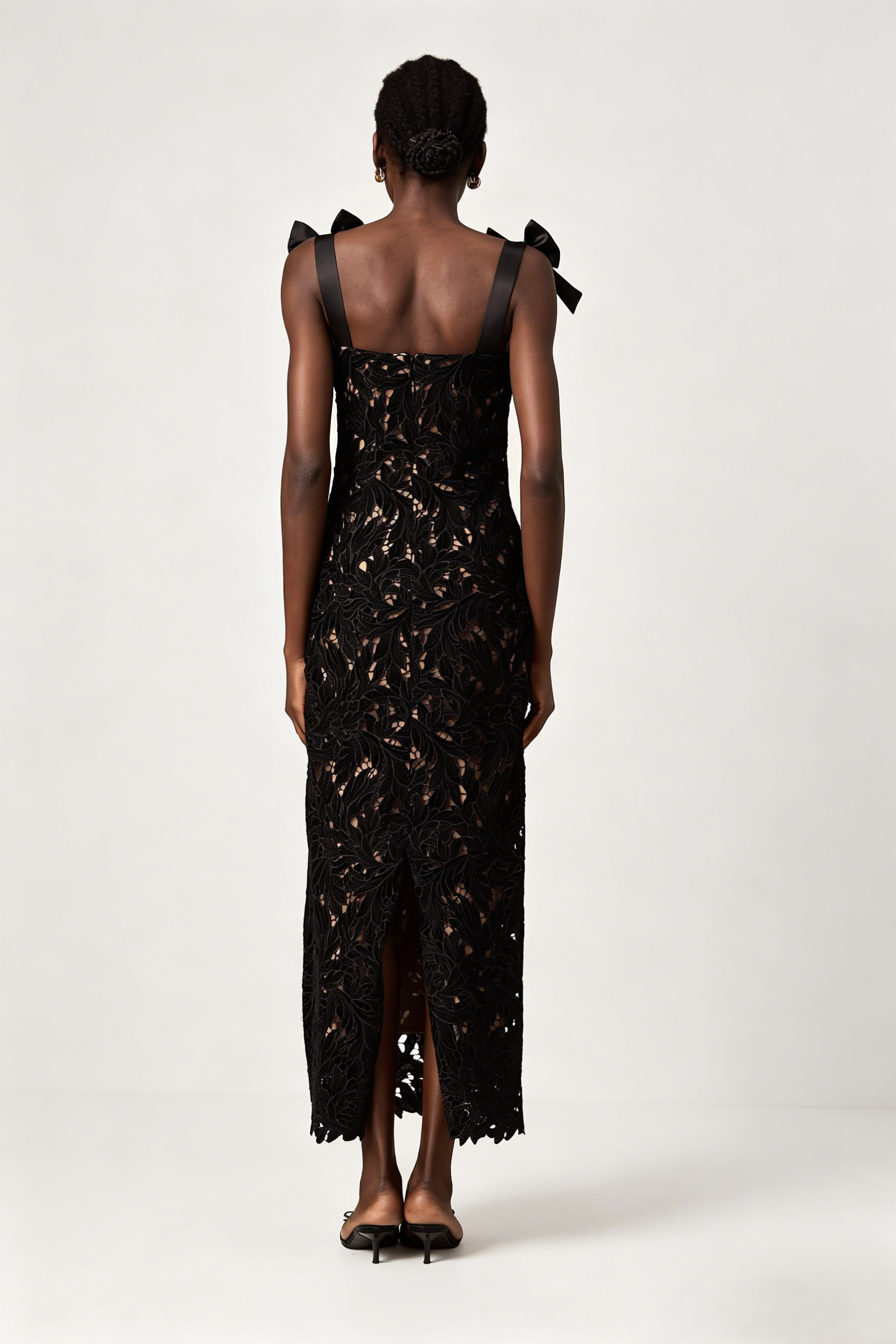 <img src="https://www.beryn-boutique.com/" 
       alt="Black Vintage Embroidered Dress" 
       loading="lazy" />