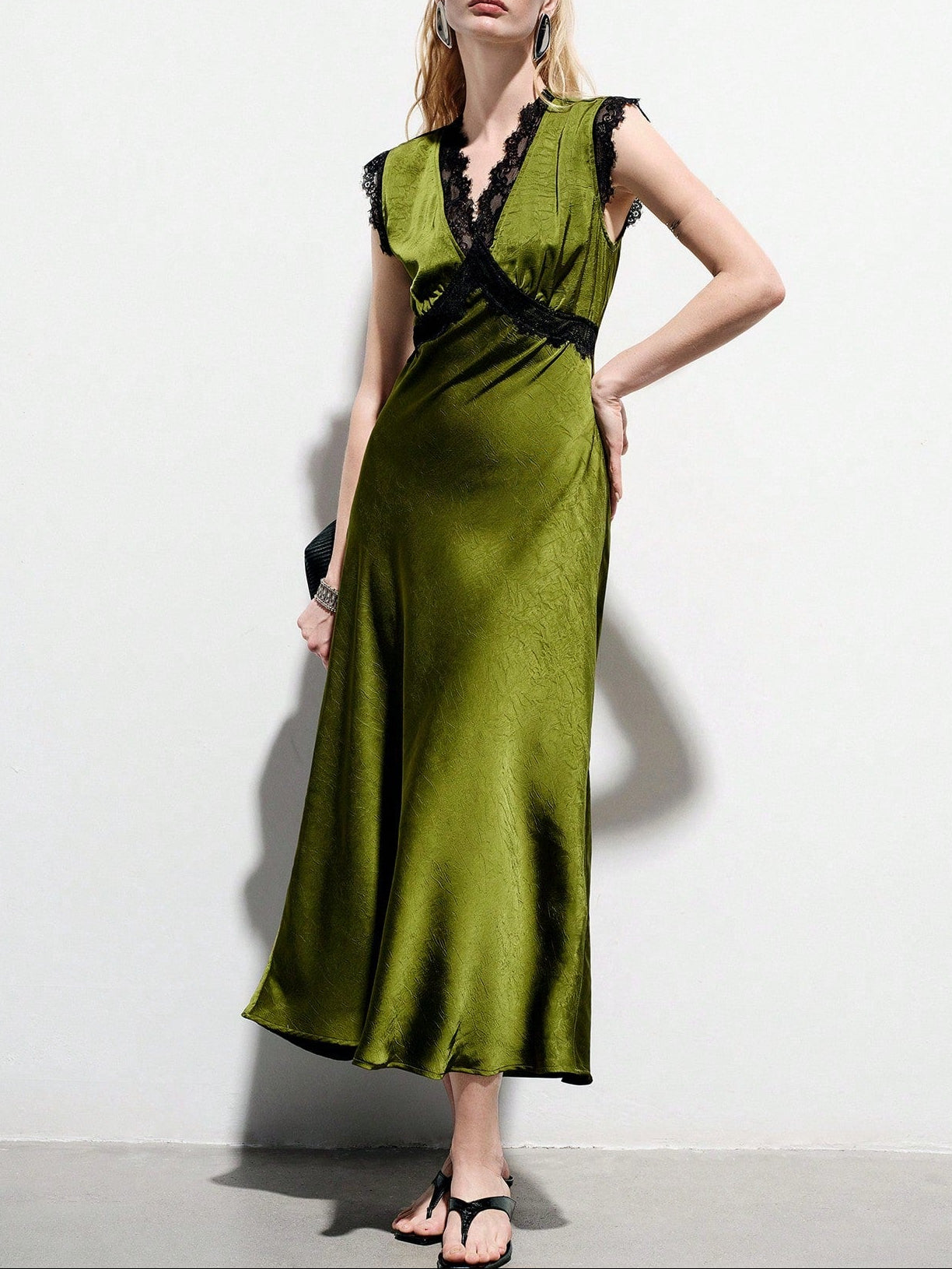 <a href="https://beryl-boutique.com/dress">
<img src="xxx.jpg" alt="  Elegant Commuting & Dating Luxury Textured Satin V-Neck Colorblock Lace Trim Waist Fitted Sleeveless Dress">
</a>
