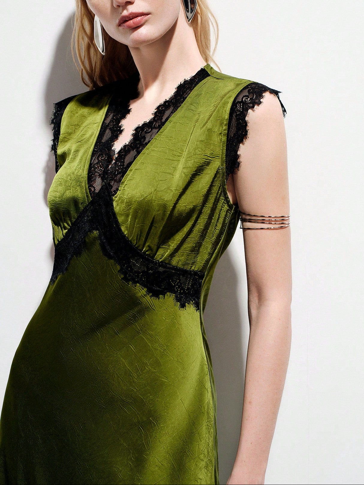 <a href="https://beryl-boutique.com/dress">
<img src="xxx.jpg" alt="  Elegant Commuting & Dating Luxury Textured Satin V-Neck Colorblock Lace Trim Waist Fitted Sleeveless Dress">
</a>
