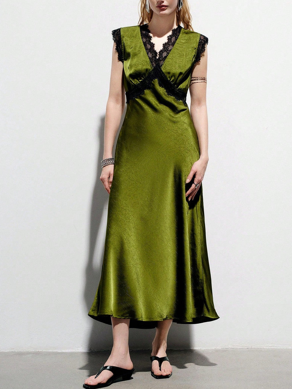 <a href="https://beryl-boutique.com/dress">
<img src="xxx.jpg" alt="  Elegant Commuting & Dating Luxury Textured Satin V-Neck Colorblock Lace Trim Waist Fitted Sleeveless Dress">
</a>
