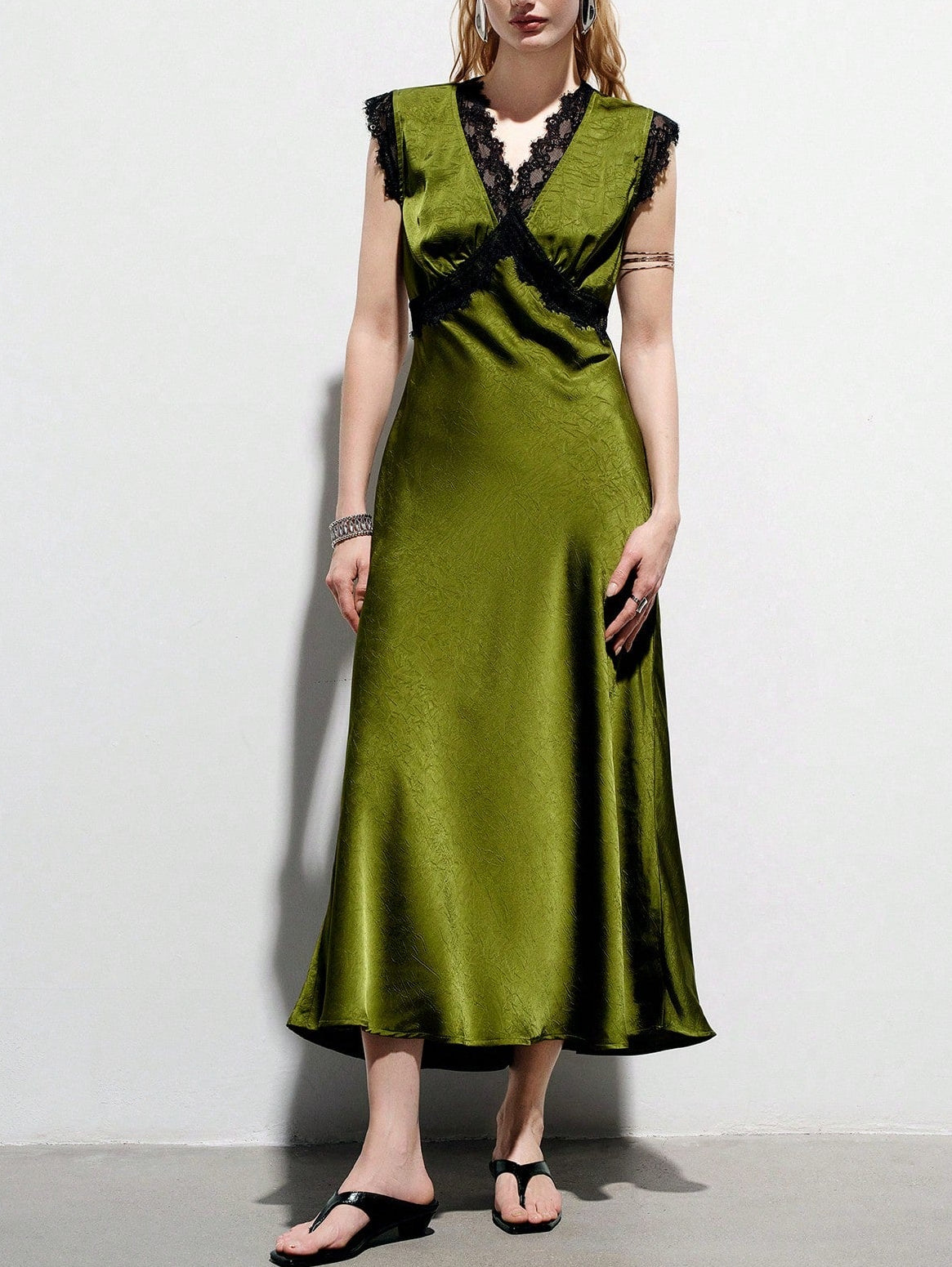 <a href="https://beryl-boutique.com/dress">
<img src="xxx.jpg" alt="  Elegant Commuting & Dating Luxury Textured Satin V-Neck Colorblock Lace Trim Waist Fitted Sleeveless Dress">
</a>
