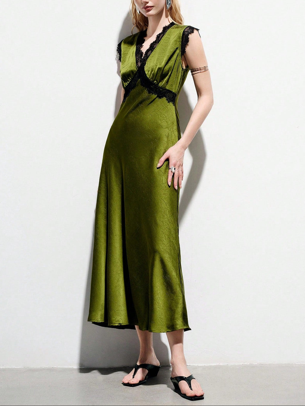 <a href="https://beryl-boutique.com/dress">
<img src="xxx.jpg" alt="  Elegant Commuting & Dating Luxury Textured Satin V-Neck Colorblock Lace Trim Waist Fitted Sleeveless Dress">
</a>
