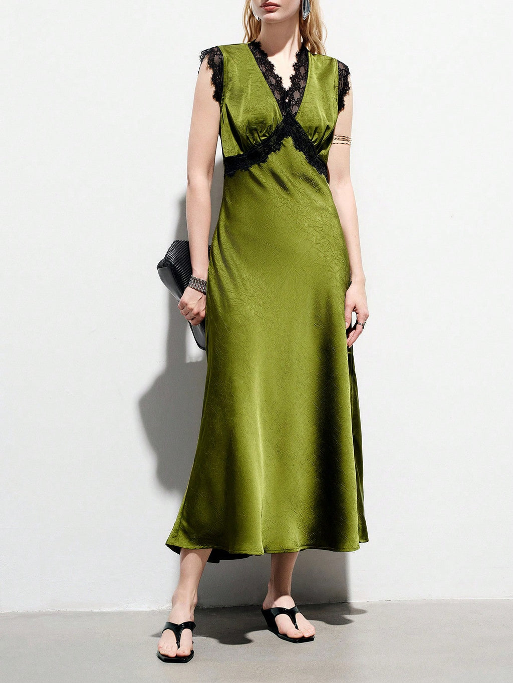 <a href="https://beryl-boutique.com/dress">
<img src="xxx.jpg" alt="  Elegant Commuting & Dating Luxury Textured Satin V-Neck Colorblock Lace Trim Waist Fitted Sleeveless Dress">
</a>
