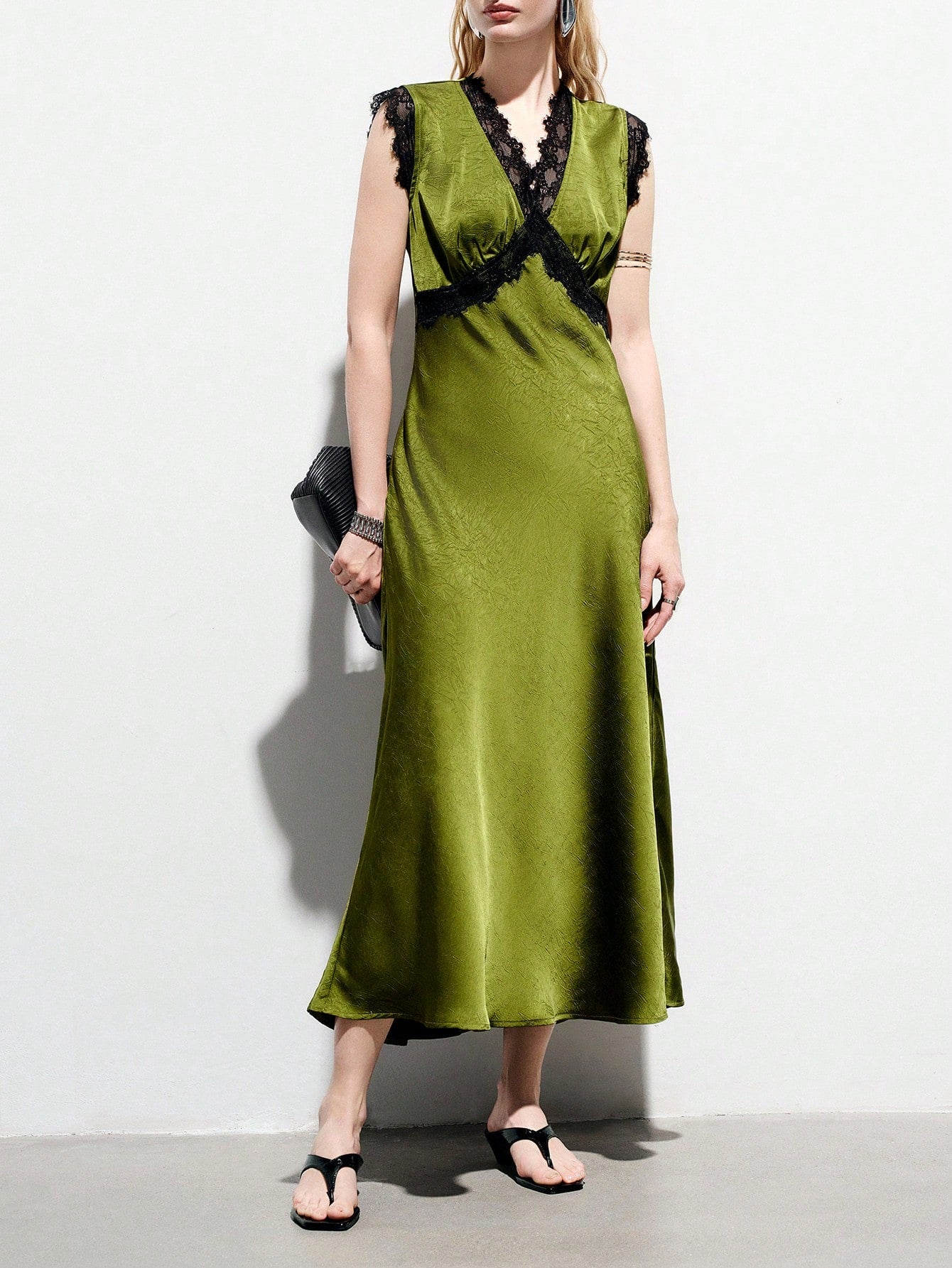 <a href="https://beryl-boutique.com/dress">
<img src="xxx.jpg" alt="  Elegant Commuting & Dating Luxury Textured Satin V-Neck Colorblock Lace Trim Waist Fitted Sleeveless Dress">
</a>
