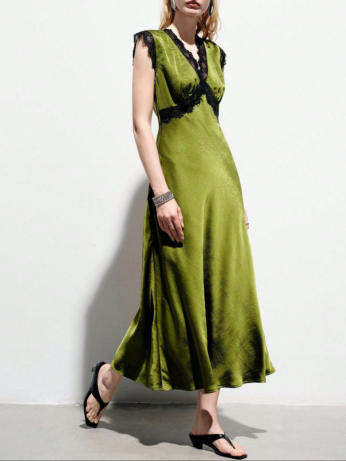 <a href="https://beryl-boutique.com/dress">
<img src="xxx.jpg" alt="  Elegant Commuting & Dating Luxury Textured Satin V-Neck Colorblock Lace Trim Waist Fitted Sleeveless Dress">
</a>
