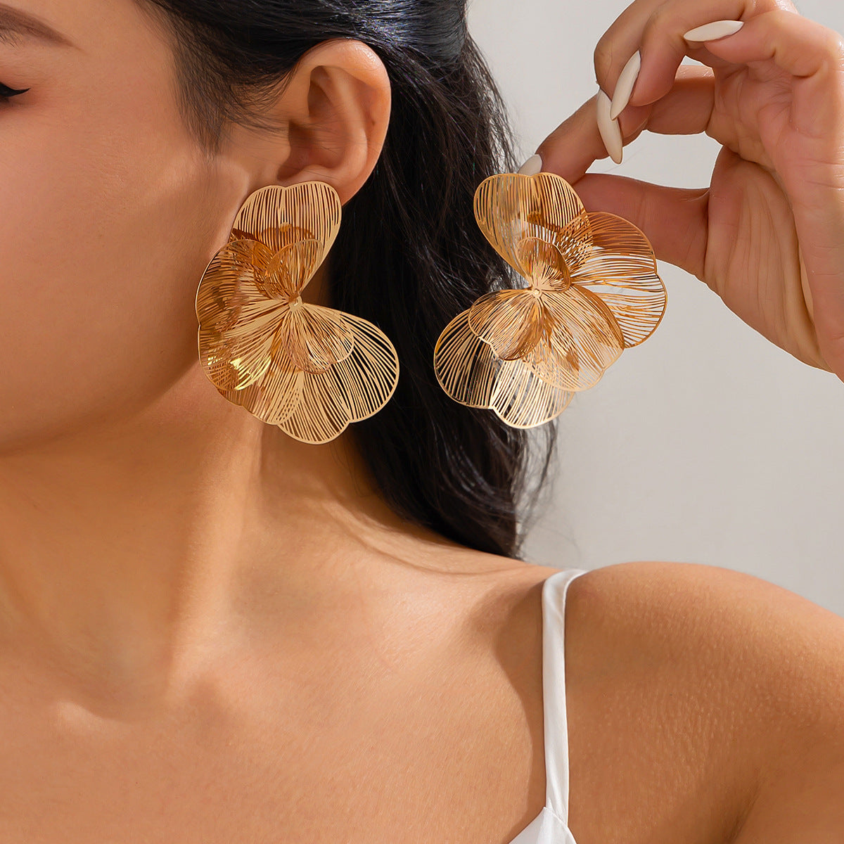 <a href="https://beryn-boutique.com/dress">
<img src="xxx.jpg" alt=<"Hollow Ginkgo Leaf Copper Slice Premium Stud Earrings">
</a>
