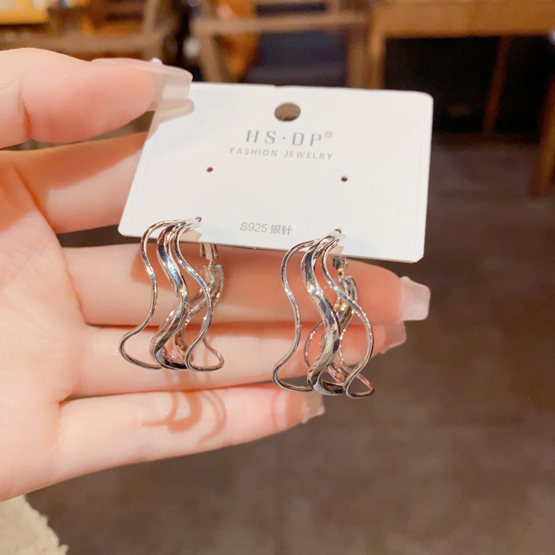 <a href="https://beryn-boutique.com/dress">
<img src="xxx.jpg" alt=<"Luxury Dainty Multi-layer Irregular Metal Hoop Earrings">
</a>
