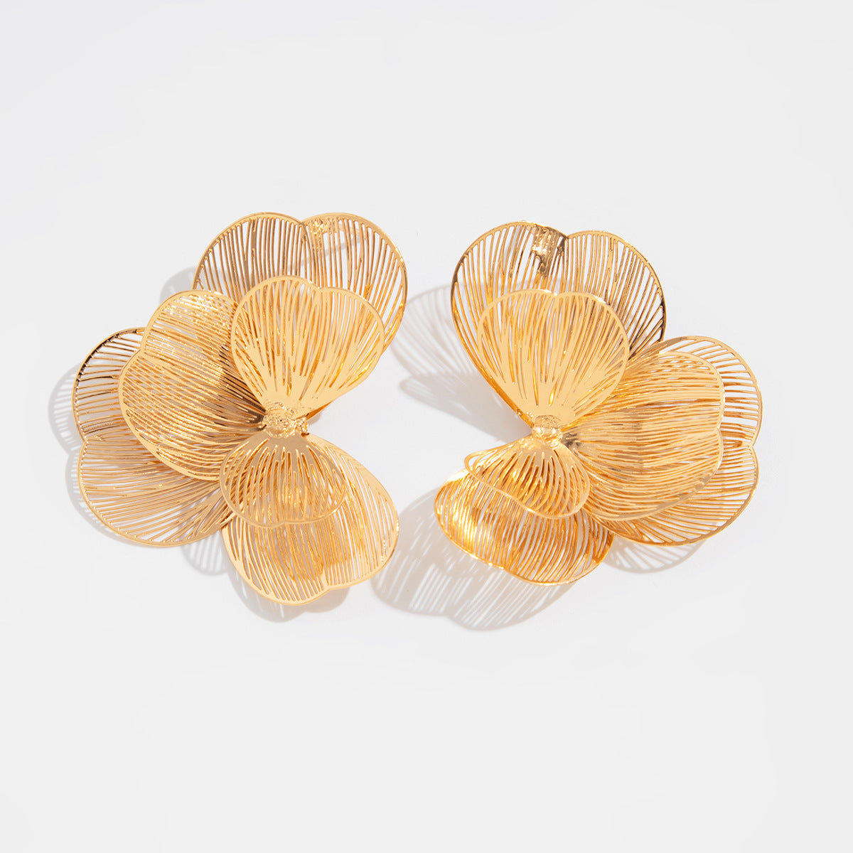 <a href="https://beryn-boutique.com/dress">
<img src="xxx.jpg" alt=<"Hollow Ginkgo Leaf Copper Slice Premium Stud Earrings">
</a>
