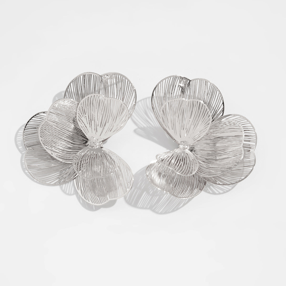 <a href="https://beryn-boutique.com/dress">
<img src="xxx.jpg" alt=<"Hollow Ginkgo Leaf Copper Slice Premium Stud Earrings">
</a>
