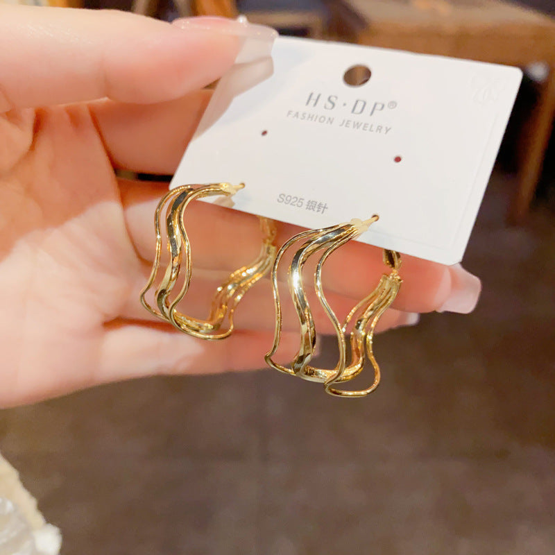 <a href="https://beryn-boutique.com/dress">
<img src="xxx.jpg" alt=<"Luxury Dainty Multi-layer Irregular Metal Hoop Earrings">
</a>
