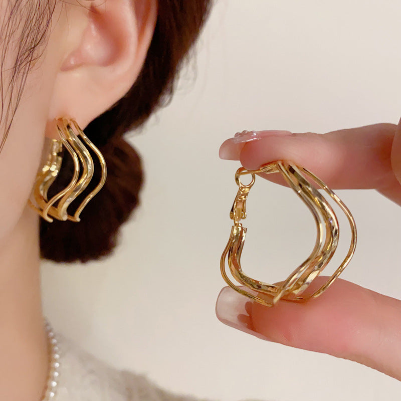 <a href="https://beryn-boutique.com/dress">
<img src="xxx.jpg" alt=<"Luxury Dainty Multi-layer Irregular Metal Hoop Earrings">
</a>
