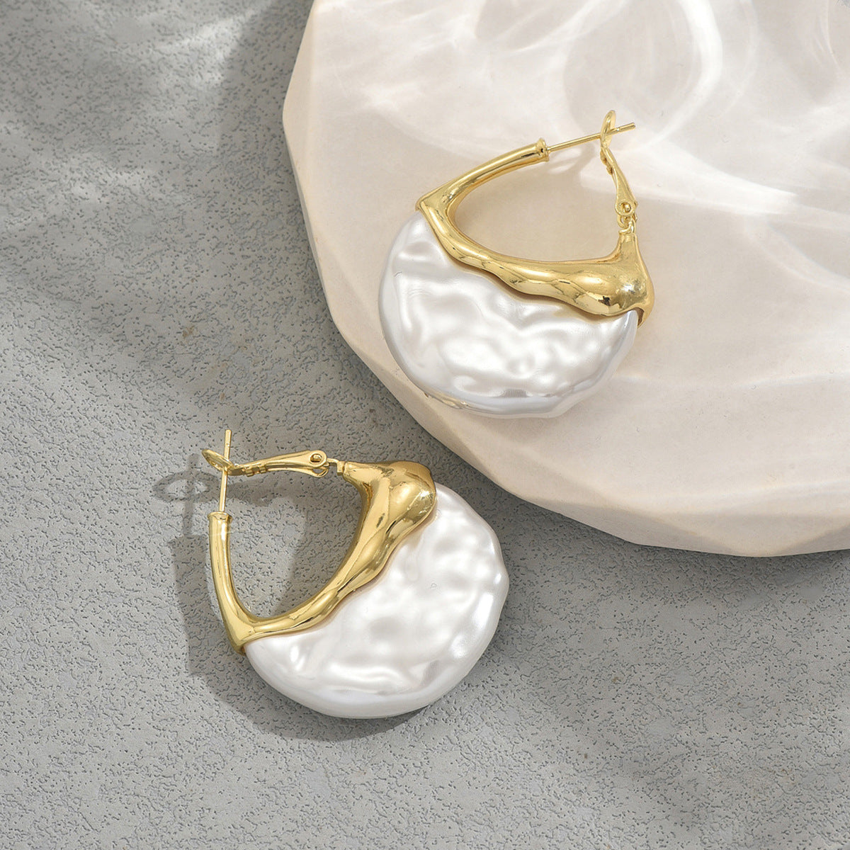 <a href="https://beryn-boutique.com/dress">
<img src="xxx.jpg" alt=<"Luxury Pearl Inlaid Versatile High-end Temperament Earrings">
</a>
